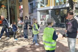 Шумен - превантивна кампания - първа глоба за говорене с мобилен телефон при пресичане