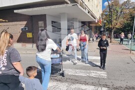 Шумен - превантивна кампания - първа глоба за говорене с мобилен телефон при пресичане