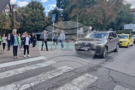 Шумен - превантивна кампания - първа глоба за говорене с мобилен телефон при пресичане