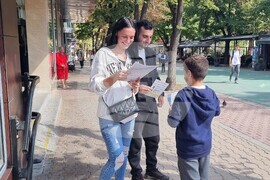 Шумен - превантивна кампания - първа глоба за говорене с мобилен телефон при пресичане