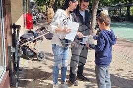 Шумен - превантивна кампания - първа глоба за говорене с мобилен телефон при пресичане