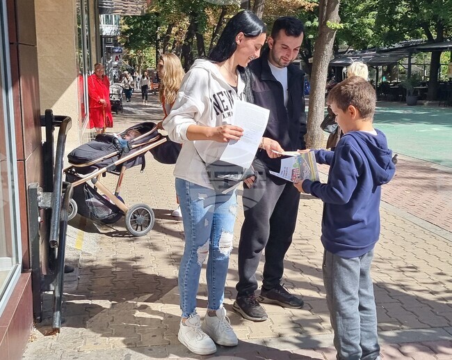 Шумен - превантивна кампания - първа глоба за говорене с мобилен телефон при пресичане