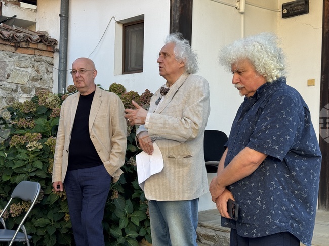 Изложбата на проф. Венцислав Димов и доц. Орлин Спасов в Казанлък очертава ярко фокуса на естетическия интерес, каза доц. Георги Лозанов