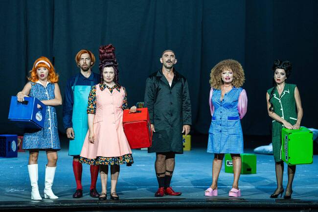 Бил Гейтс и Стив Джобс разговарят за бъдещето на информатиката – от голямата сцена в Народния театър