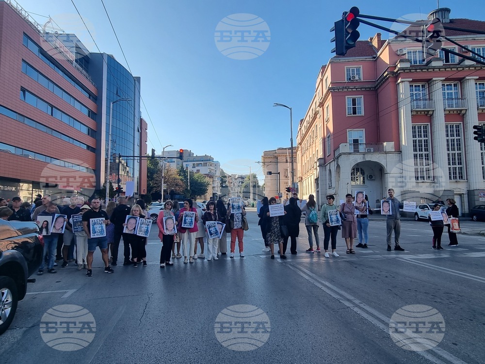 Граждани се събраха на протест в Плевен с искане за справедливост по делото за катастрофата, в която загина 12-годишната Сияна