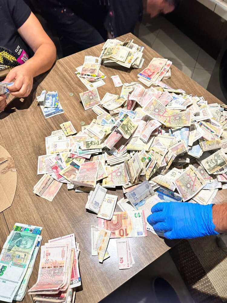 Шестима души са задържани при полицейска акция в Бургас