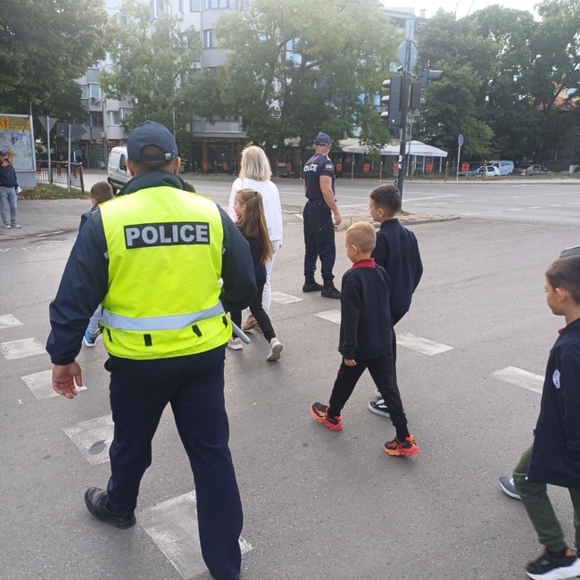 В Търговище полицаи демонстрираха пред първокласници основни правила за безопасно поведение на пътя