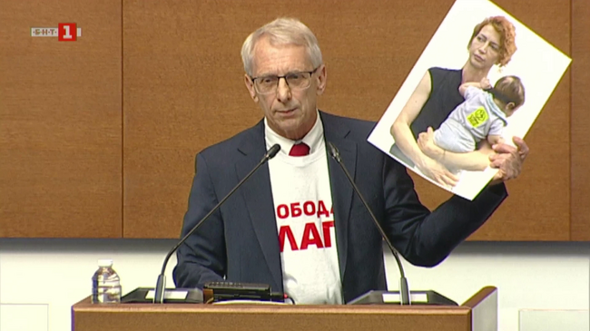 Борисов и Пеевски лъжат цялото българско общество от близо 20 години, заявиха в декларация от ПП-ДБ