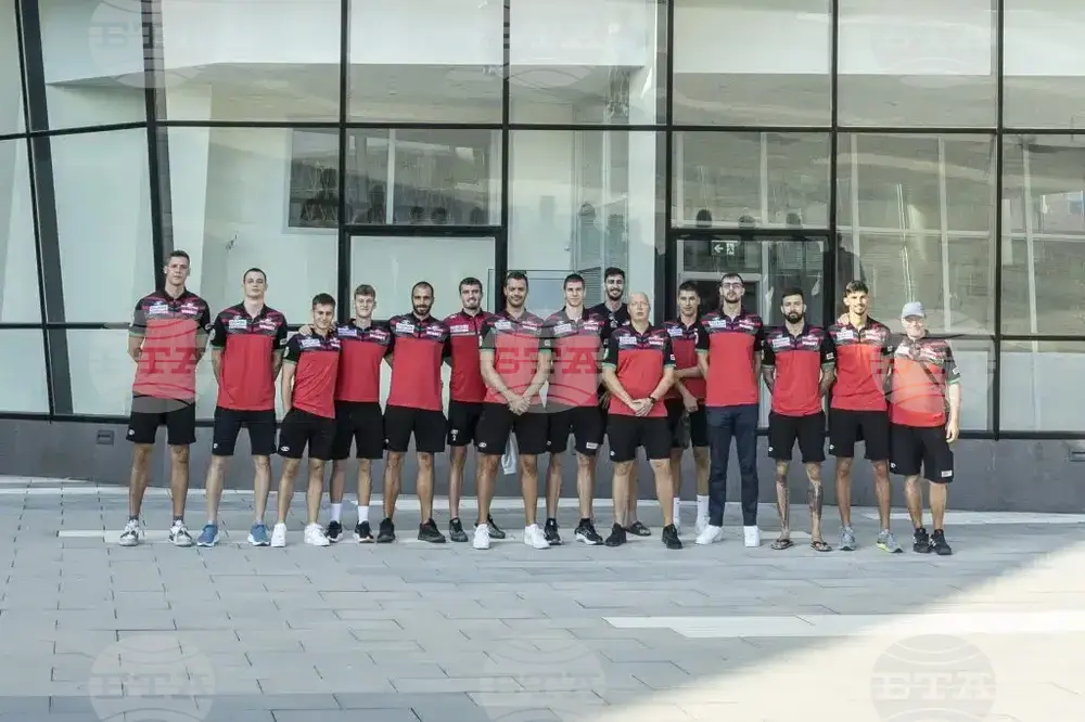 Волейболният Нефтохимик ще представи тима си за новия сезон на спортен празник в училище и с контрола срещу Черно море