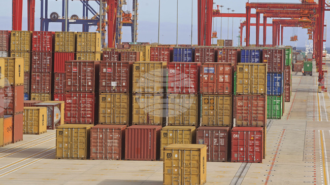 Търговският дефицит на САЩ отчете 15-годишен минимум през октомври