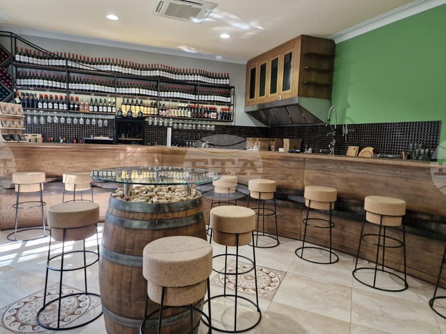 Избата в Ялово залага на традиционните за великотърновския регион методи за създаване на вино и на ръчно производство