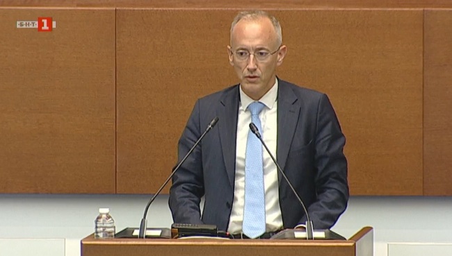 Изпитът по математика след седми клас няма да се превърне в комбиниран изпит, каза министър Красимир Вълчев