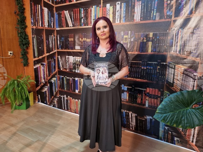 Перничанката Михаела Методиева представи в Брезник дебютния си роман "Пулсът на вечността" и стихосбирката "Шепа размисъл"