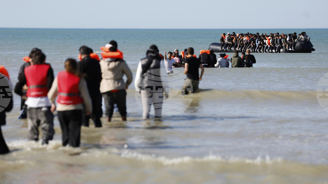 Лодка с мигранти потъна в Ламанша, 94 души бяха спасени
