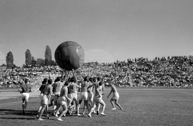 Игра на пушбол през 1953 година на Националния стадион "Васил Левски" по случай Деня на Българската армия, който от 1953 до 1989 г. се отбелязва на 23
