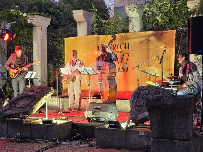 Лапидариумът в центъра на Добрич бе изпълнен с ритмите на четвъртото издание на "Добрич джаз фест"