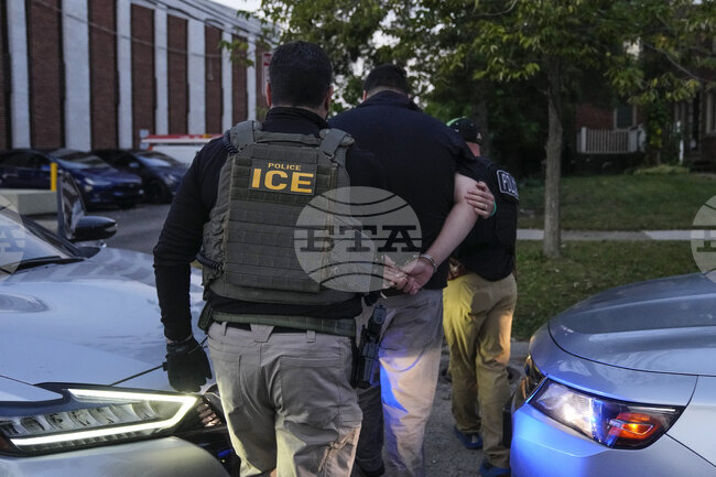 Имиграционните служби са извършили над 400 ареста при операция в района на Чикаго 