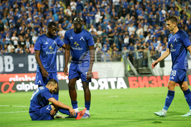 Хулио Веласкес определи група от 20 футболисти за мача с Локомотив Пловдив