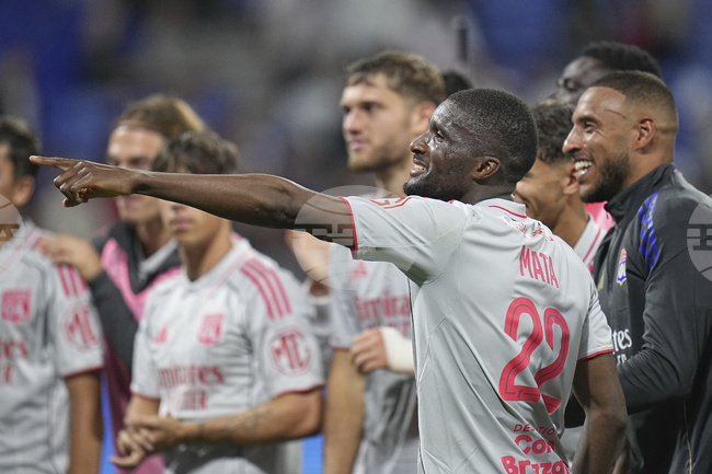 Лион победи Анже и се изравни с ПСЖ на върха във френската Лига 1