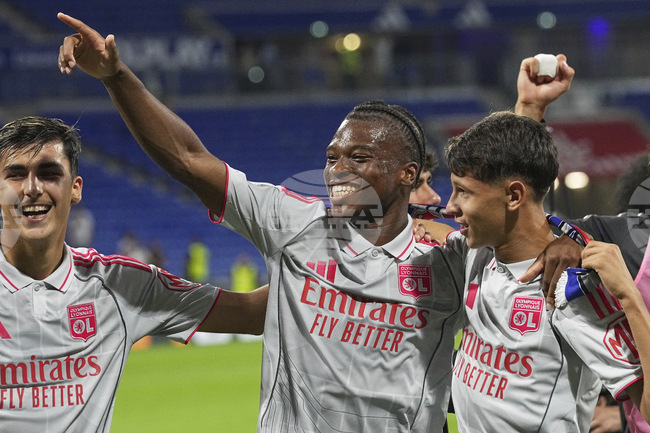 Олимпик Лион надигра Лил при гостуването си във френската Лига 1 и се изравни на върха с ПСЖ