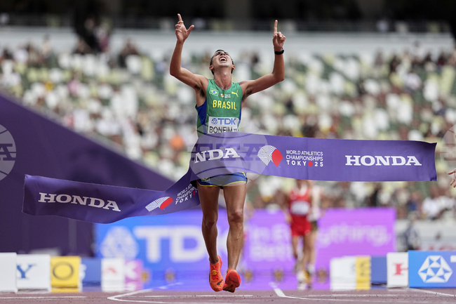 Бразилецът Бонфим спечели първата си световна титла на 20-километровото ходене в Токио, испанката Перес направи дубъл при жените