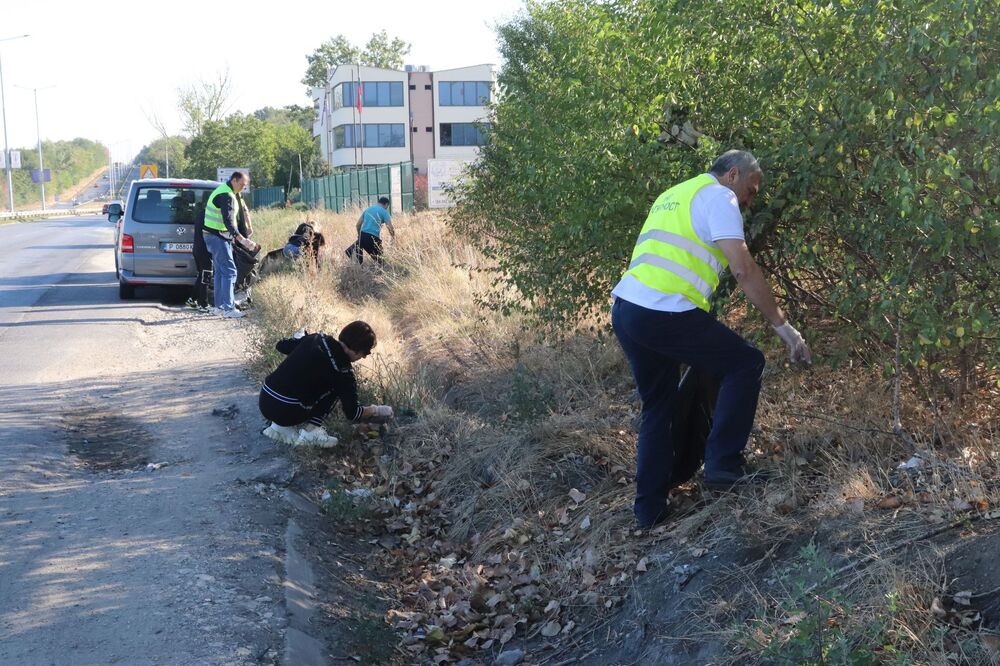 Областна администрация Русе: Областният управител Драгомир Драганов запретна ръкави и даде официален старт на кампанията „Да изчистим България заедно“ 