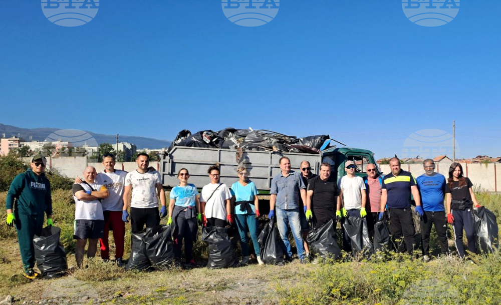 Служители на общинска администрация-Петрич и ученици и възпитатели от 15 училища се включиха в инициативата "Да изчистим България заедно"