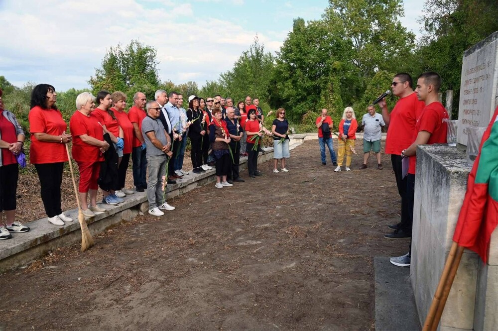 Коалиция „БСП – Обединена левица“: Социалисти от Русе и Разград със съвместна инициатива по почистване на паметника на загиналите ремсисти край с. Бъзън