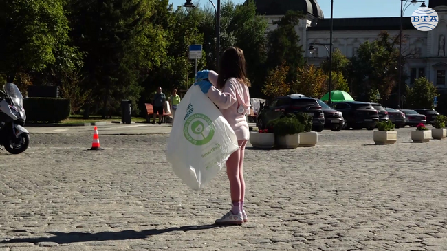 Малки и големи се включиха днес в акция за почистване на фасове от пл. „Александър Невски“ в София, организирана от Столичния инспекторат