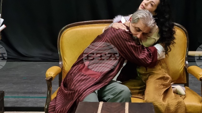 Елена Петрова и Драматичен театър – Ямбол ще гостуват в Търговище с постановката „За кого се вдига завесата“