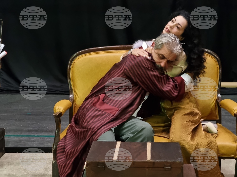 Елена Петрова и Драматичен театър – Ямбол ще гостуват в Търговище с постановката „За кого се вдига завесата“