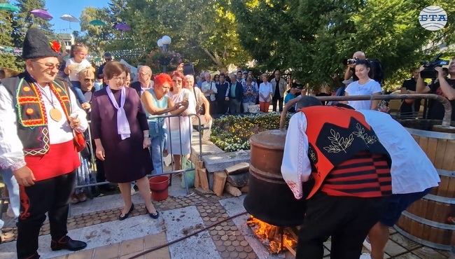 С "Улица на занаятите", творчески ателиета, концерти и ревю на носии посрещат посетителите на Българския фестивал на сливата в Троян