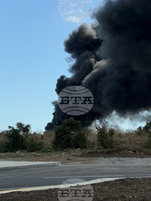 Пожар гори в базата на фирма за сметосъбиране в Бургас