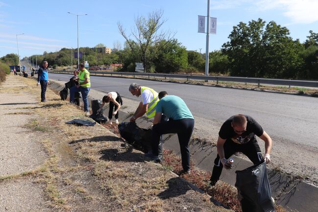 Над тон и половина отпадъци събраха от Областната управа в Русе в района на Дунав мост 
