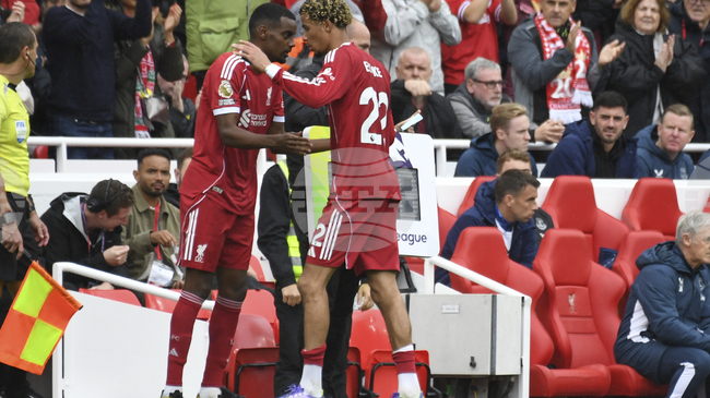 Юго Екитике трябва да бъде титуляр за Ливърпул пред Александър Исак, заяви бившият капитан на отбора Джейми Карагър