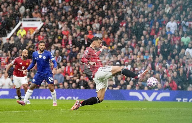 Манчестър Юнайтед победи Челси в странен мач с два червени картона