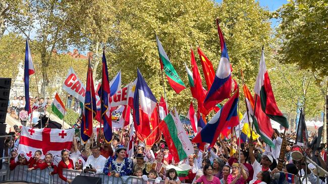 Представители на Българската формация „От извора“ в Лион, Франция, ще вземат днес участие в 21-то издание на Празника на знамената