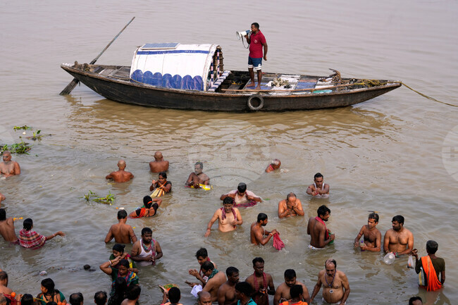 Най-малко 12 души загинаха след рекордни дъждове в индийския град Колката