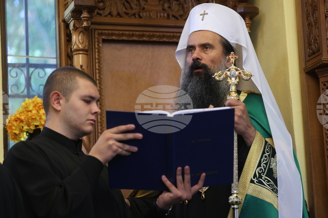 Нека се стараем да придобием любовта, с която Господ страда на кръста, каза патриарх Даниил 