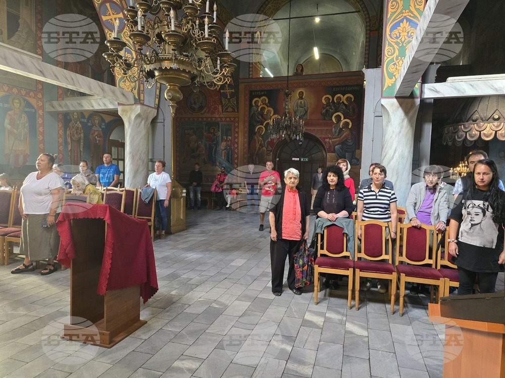 Ловеч - храм „Света Троица” - Ловчански митрополит Гавриил - служба