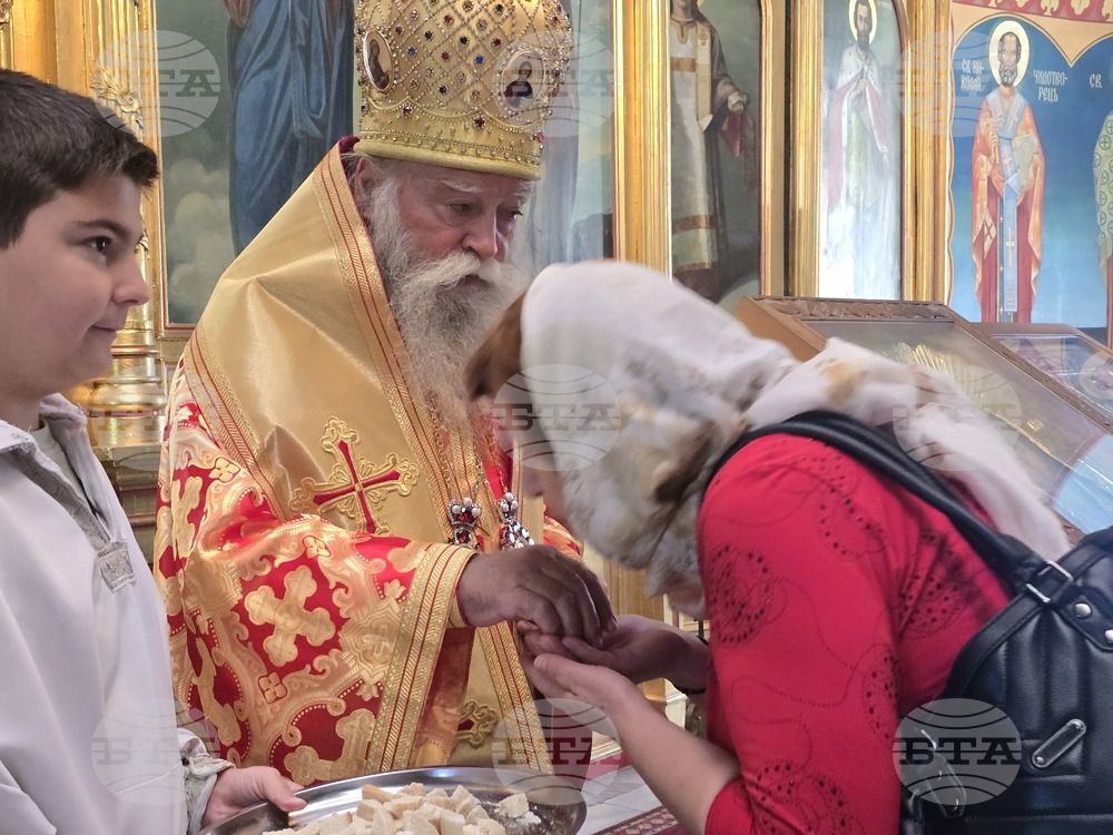 Ловеч - храм „Света Троица” - Ловчански митрополит Гавриил - служба