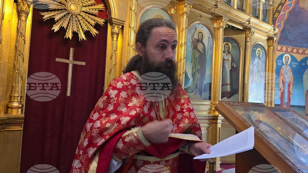 Ловеч - храм „Света Троица” - Ловчански митрополит Гавриил - служба