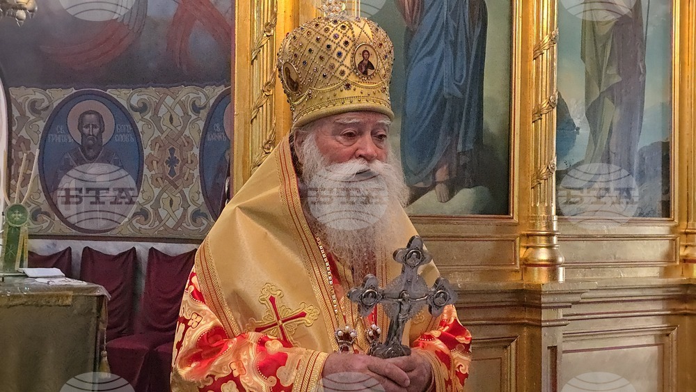 Ловеч - храм „Света Троица” - Ловчански митрополит Гавриил - служба