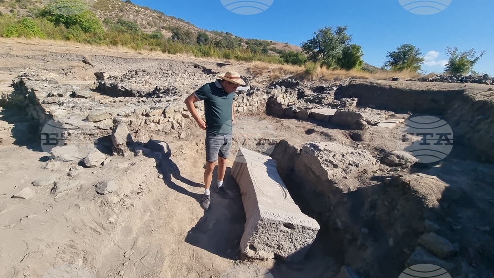 Село Караново - археология - мраморен постамент