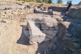 Село Караново - археология - мраморен постамент