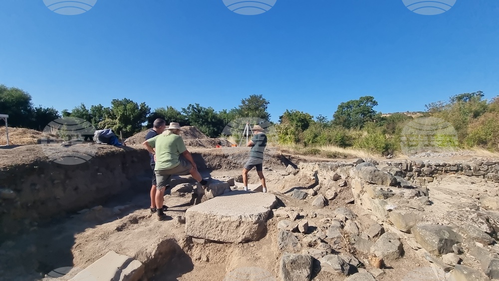 Село Караново - археология - мраморен постамент