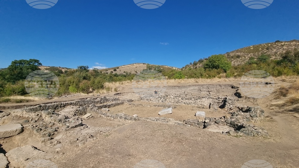 Село Караново - археология - мраморен постамент