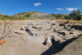 Село Караново - археология - мраморен постамент