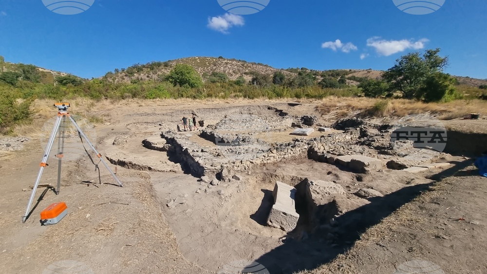 Село Караново - археология - мраморен постамент