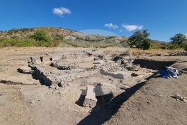 Село Караново - археология - мраморен постамент
